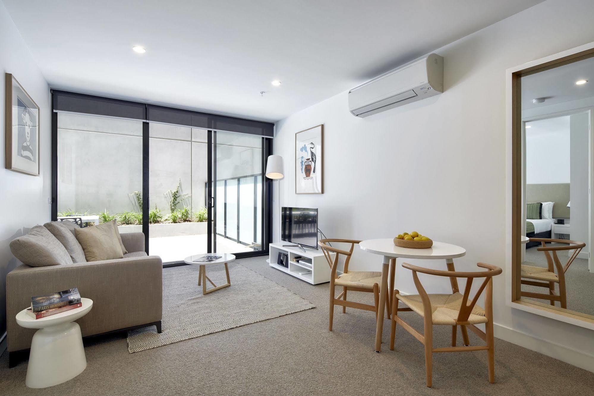 381 Cremorne Aparthotel Melbourne Exterior foto A living room in a modern apartment